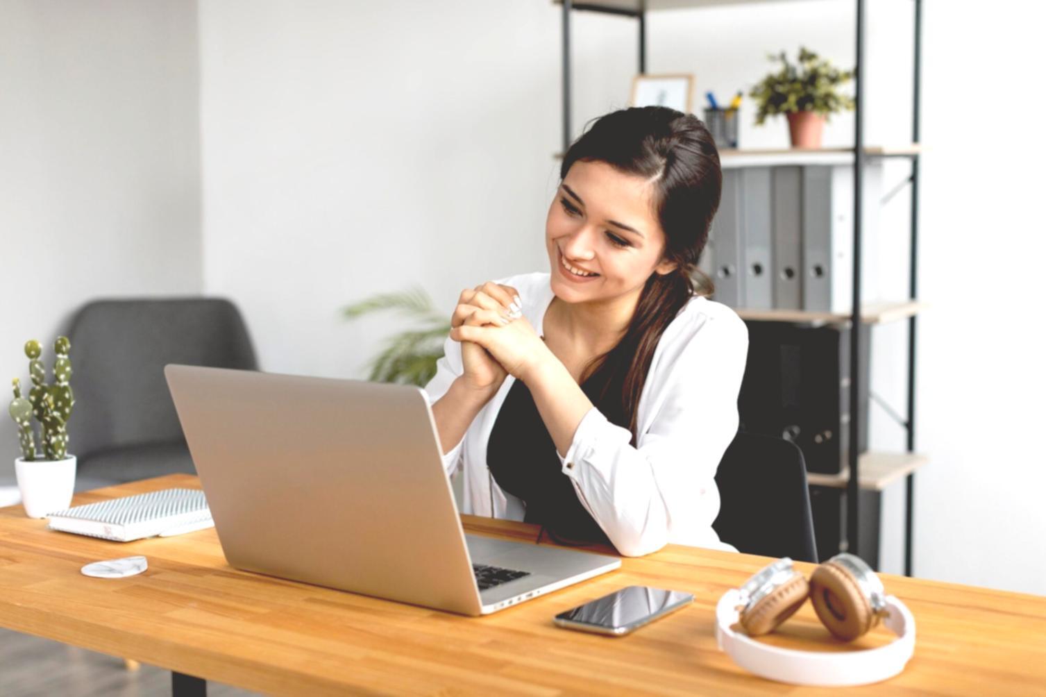 Tim profesional berdiskusi tentang strategi kemitraan bisnis